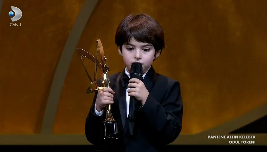 Sarp Kaan Altınçapa ödülünü hayali yarım kalan çocuklara adadı