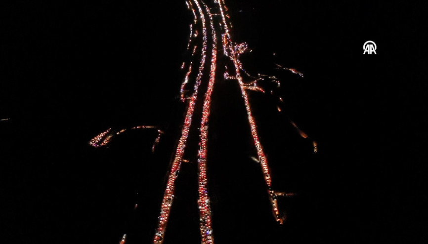 Suriyeliler, Baas rejiminden kurtarılan Başkent Şama akın ediyor