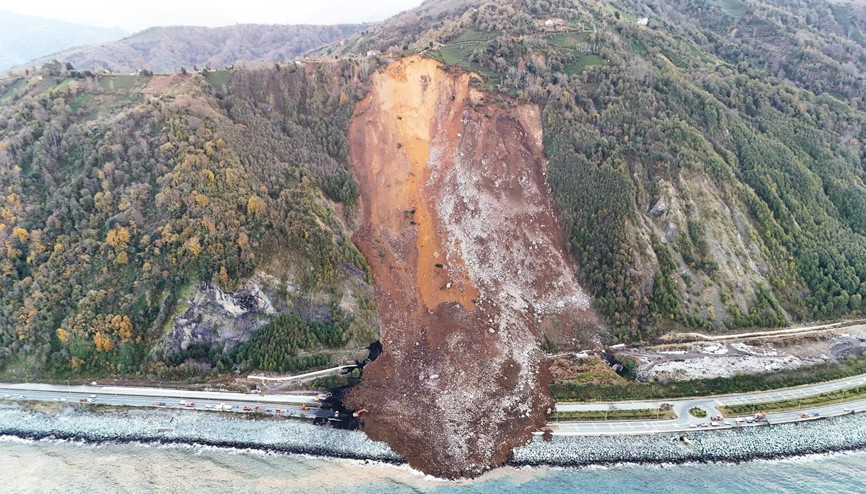 Faciadan dönüldü... Karayolunun 200 metrelik bölümünü yuttu Toprak yığınının yüksekliği 4 metre