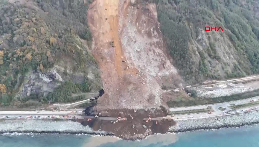 Karadeniz Sahil Yolunda heyelanın izleri siliniyor
