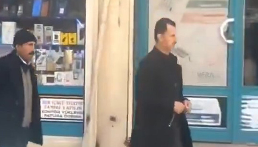 Beşar Esad Silvanda telefoncudan çıkıyor | Diyarbakırlı vatandaşın Esad benzerliği sosyal medyada gündem oldu Beşar Esad Silvanda telefoncudan çıkıyor | Diyarbakırlı vatandaşın Esad benzerliği sosyal medyada gündem oldu