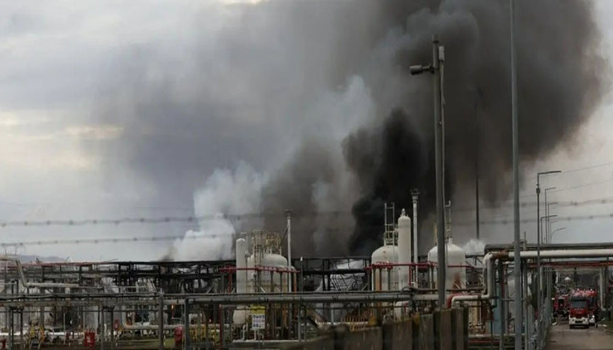 Avrupanın göbeğinde petrol rafinerisi patladı