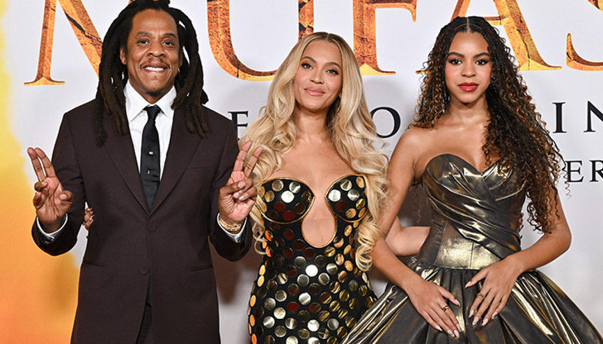 13 yaşında çocuğa cinsel istismarla suçlanan ünlü şarkıcı karısı ve kızıyla poz verdi