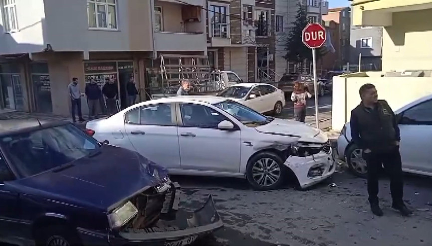 İstanbul- Ümraniyede 2 otomobil çarpıştı; sürücüler yaralandı