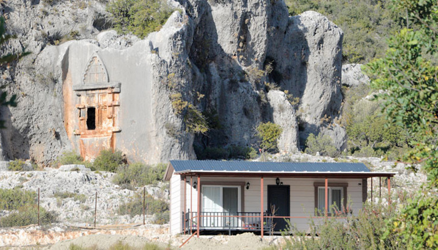 Antik mezarın dibine prefabrik Bu nasıl zihniyet