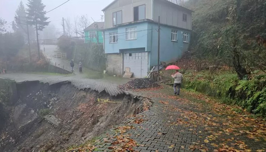 Zonguldak’ta heyelanlı bölgede oturanlar, 2 aydır korku içinde yaşıyor Zonguldak’ta heyelanlı bölgede oturanlar, 2 aydır korku içinde yaşıyor
