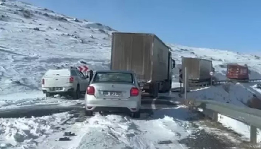 Kars’ta kar ve tipi yolları kapattı, çok sayıda araç mahsur kaldı