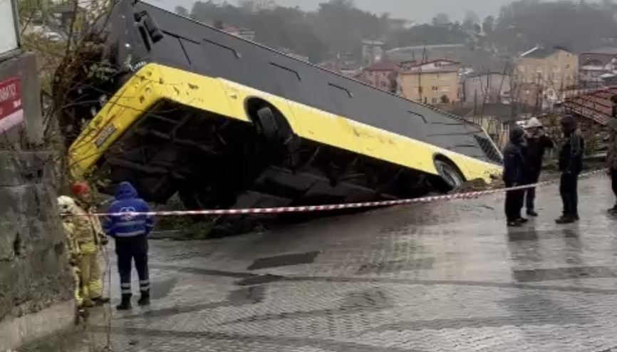 İstanbul- Beykozda yokuş aşağı kayan İETT otobüsü evin bahçesine düştü