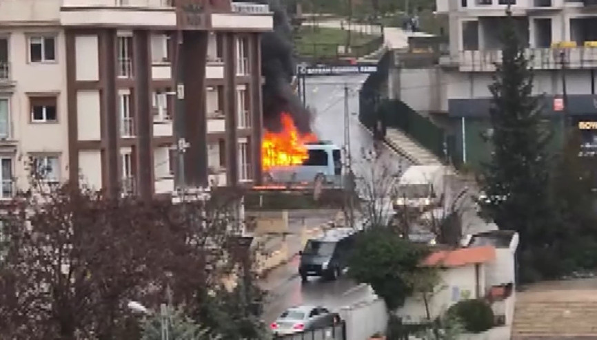 İstanbul - Kartal’da minibüs alev alev yandı, yolcular tahliye edildi İstanbul - Kartal’da minibüs alev alev yandı, yolcular tahliye edildi