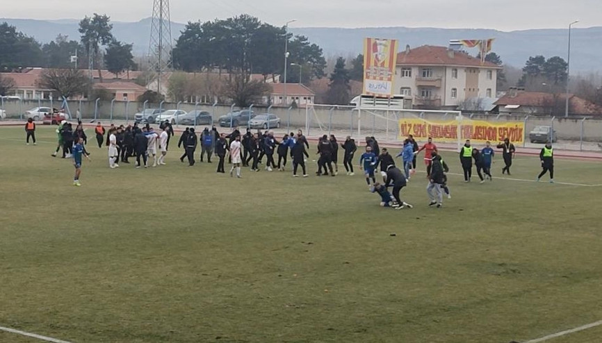 Amatör maçta ortalık karıştı Polis müdahale etti