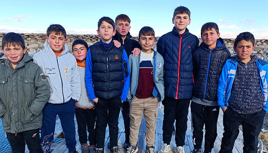 Yazın yaptıkları eğlence ile saçları sararan çocukların saç rengi eski haline döndü... Göle girince İcardiyiz, şimdi Ronaldo olduk