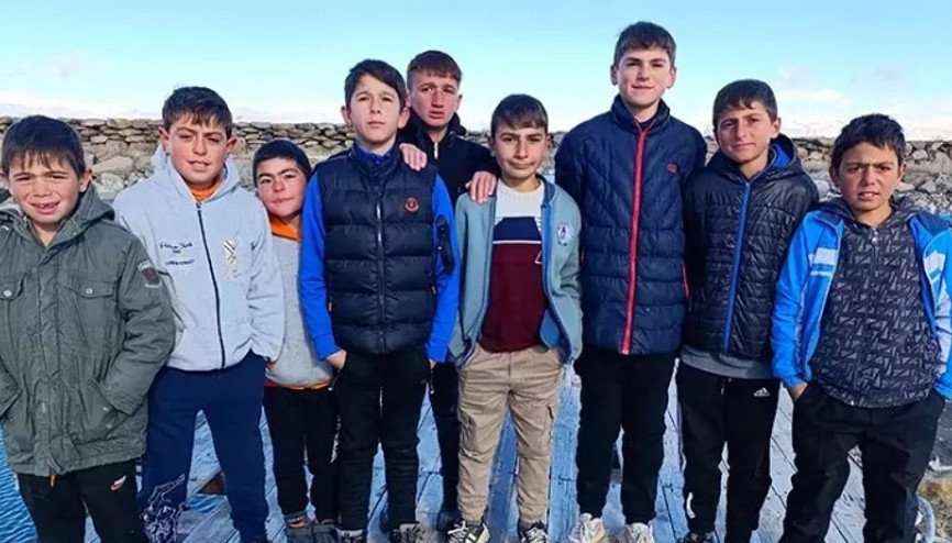 Van Gölü’nde saçları sararan çocukların saç rengi eskiye döndü