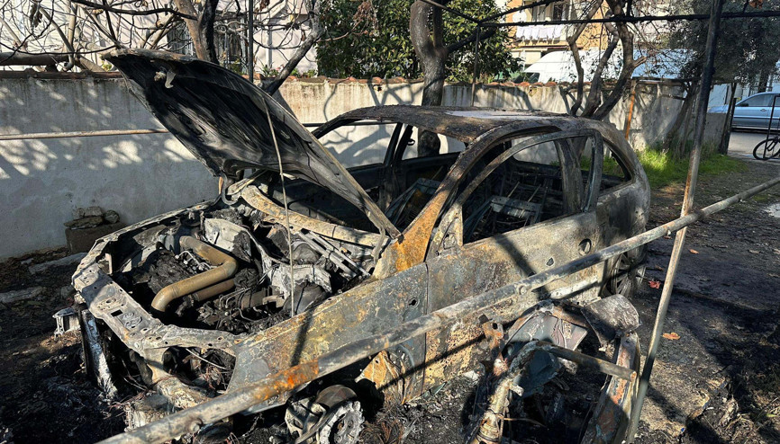 İzmirde kundaklandığı iddia edilen otomobille 2 motosiklet yandı