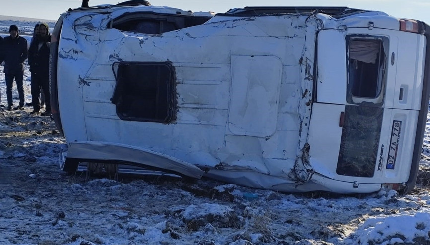 Servis minibüsü tarlaya yuvarlandı; 11 öğretmen yaralı Servis minibüsü tarlaya yuvarlandı; 11 öğretmen yaralı