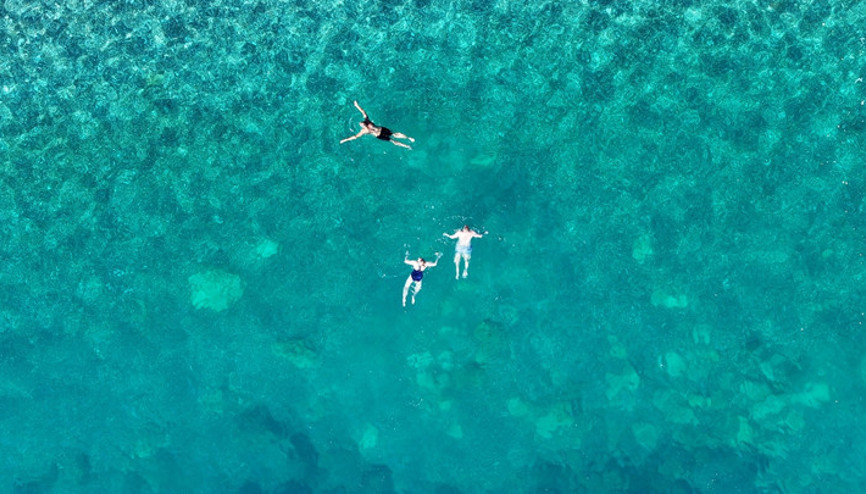Antalyada Aralık ayında deniz keyfi... Dağlarında kar, sahillerinde bahar hakim
