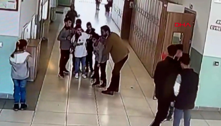 Nefes borusuna cisim kaçan öğrencisini Heimlich manevrasıyla kurtardı