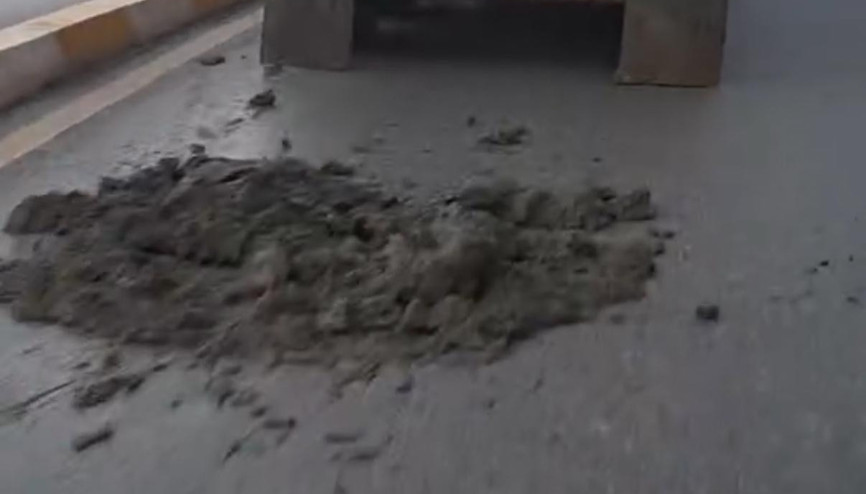 Kağıthane’de hafriyat kamyonu yola çamur dökerek ilerledi
