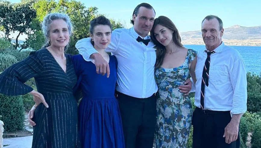 Üç evladının da mürüvvetini gördü… Ünlü oyuncunun torun sevinci