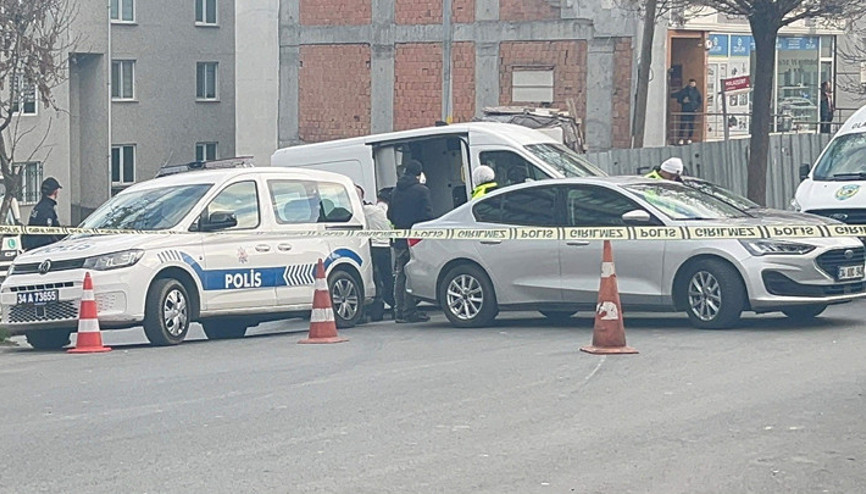 Beylikdüzünde el bombası paniği Kaldırım üzerinde bulundu, bomba imha ekipleri sevk edildi Beylikdüzünde el bombası paniği Kaldırım üzerinde bulundu, bomba imha ekipleri sevk edildi