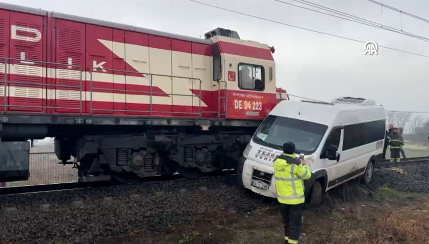 Hemzemin geçitte trenin çarptığı servis minibüsündeki 2 kişi yaralandı