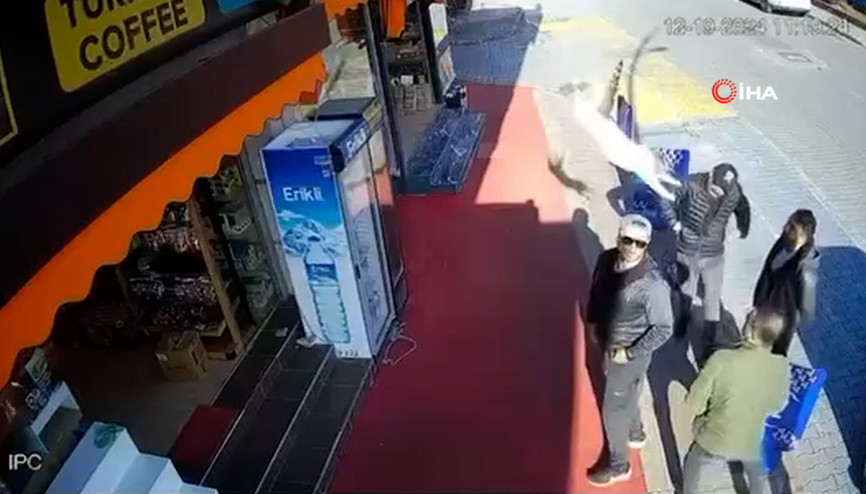Kaldırımda sohbet eden gencin kafasına kedi düştü