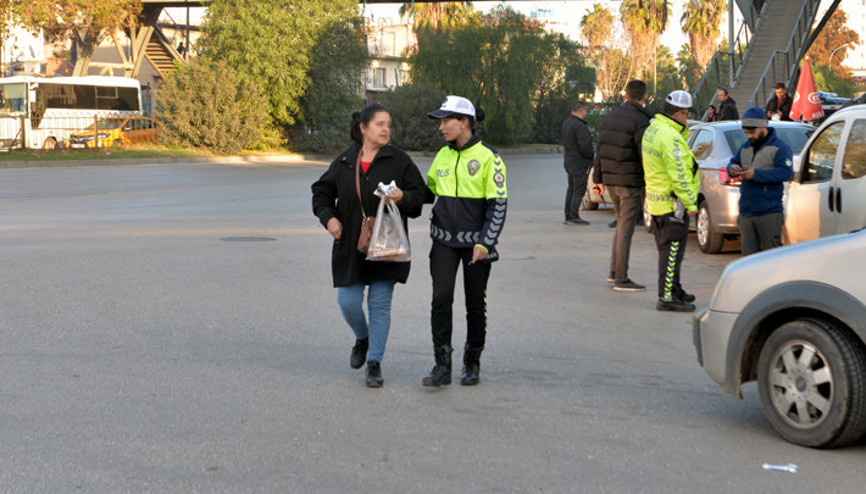 Adanada üst geçidi kullanmayıp yolun karşısına geçmeye çalışan yayalara para cezası