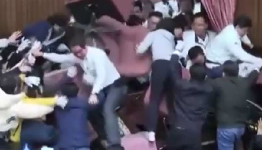 Parlamento karıştı: Ortalık savaş alanına döndü