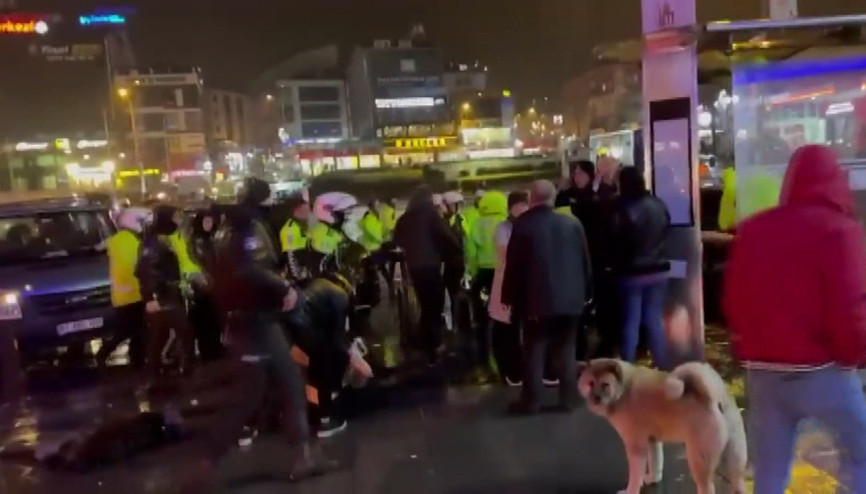 İstanbul-Çekmeköyde polis otosuna çarpan sürücünün yakınları polise saldırdı; 4 polis yaralandı İstanbul-Çekmeköyde polis otosuna çarpan sürücünün yakınları polise saldırdı; 4 polis yaralandı