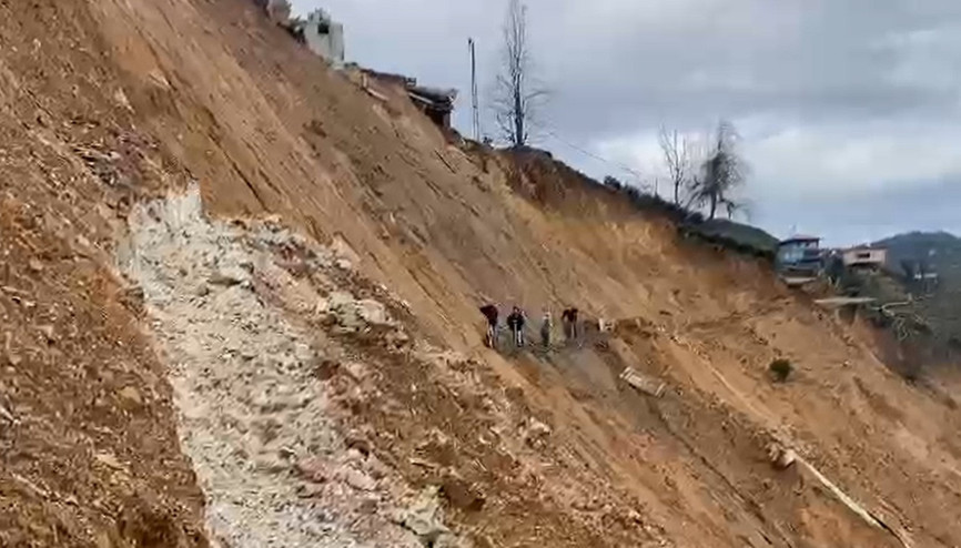 Heyelanlı yamaca riskli ‘kestirme patika’ Heyelanlı yamaca riskli ‘kestirme patika’