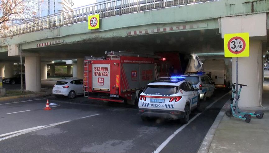 İstanbul - Bakırköyde kamyon alt geçide sıkıştı; sürücüye para cezası kesildi