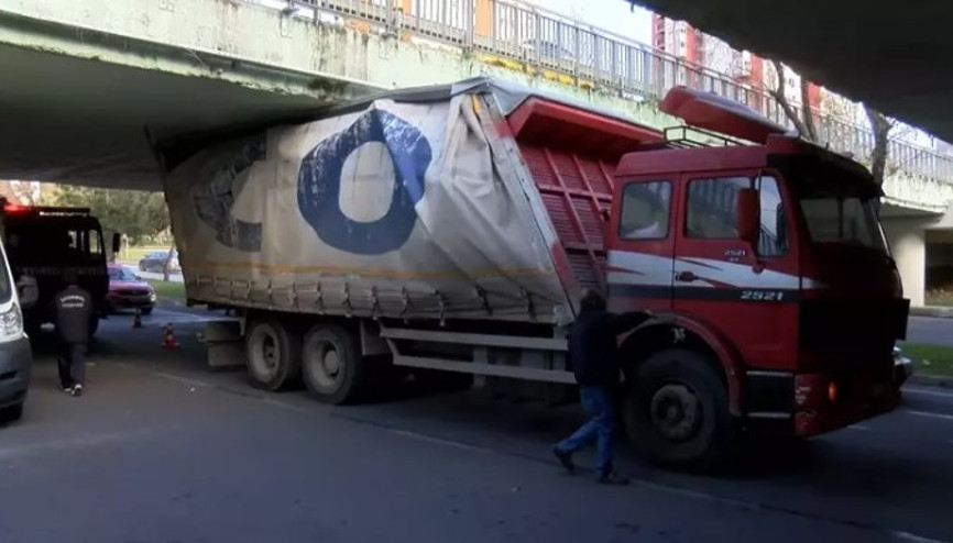 Bakırköy’de kamyon alt geçide takıldı, sürücüye para cezası kesildi