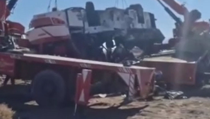 Yolcu otobüsü ile yakıt tankeri çarpıştı: 9 ölü, 15 yaralı