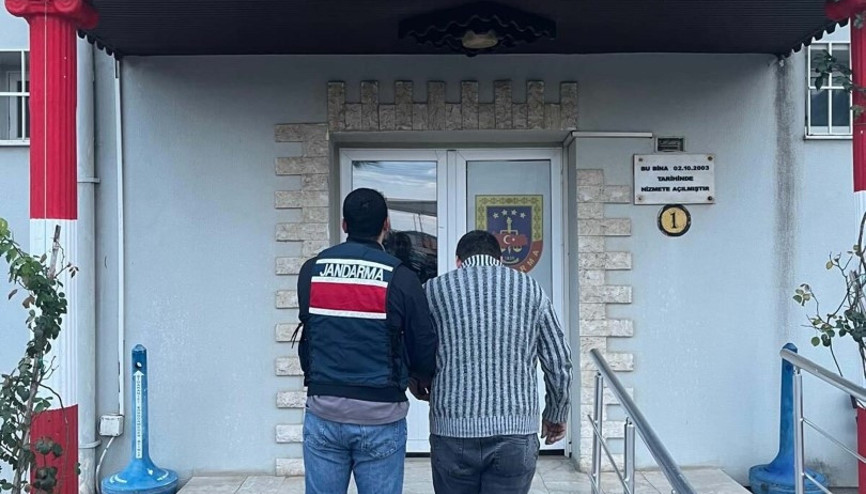 İzmirde 30 yıl hapis cezasıyla aranan firari hükümlü yakalandı İzmirde 30 yıl hapis cezasıyla aranan firari hükümlü yakalandı