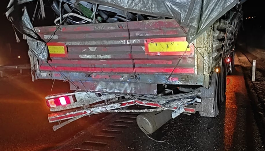 Karabükte otomobil, TIRa çarptı: 3 yaralı