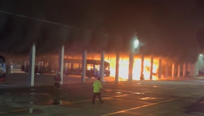 Park halindeki otobüs alev alev yandı Park halindeki otobüs alev alev yandı