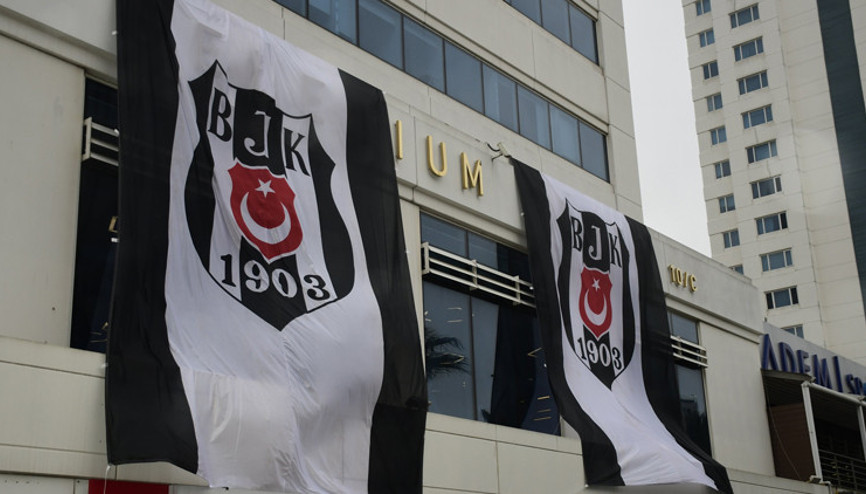Süleyman Seba Spor Kompleksi’ne Beşiktaş arması asıldı
