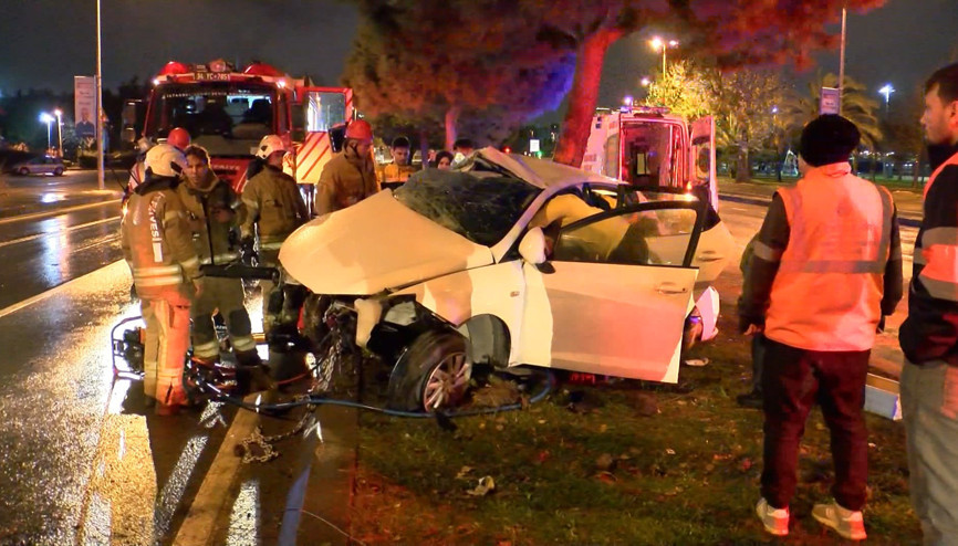 Kartalda otomobil ağaca çarptı; 2 yaralı Kartalda otomobil ağaca çarptı; 2 yaralı