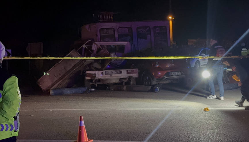 İzmirde 3 araç kazaya karıştı; anne- oğul öldü, 4 yaralı