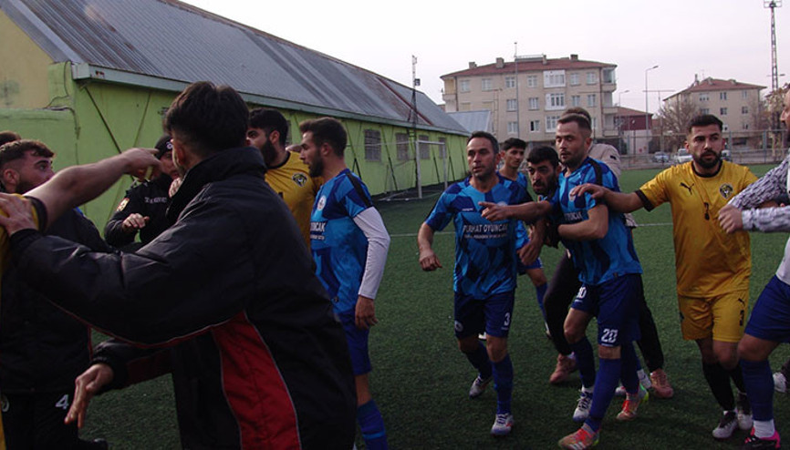 Amatör Ligde olaylı maç: 5 gol, 6 kırmızı kart