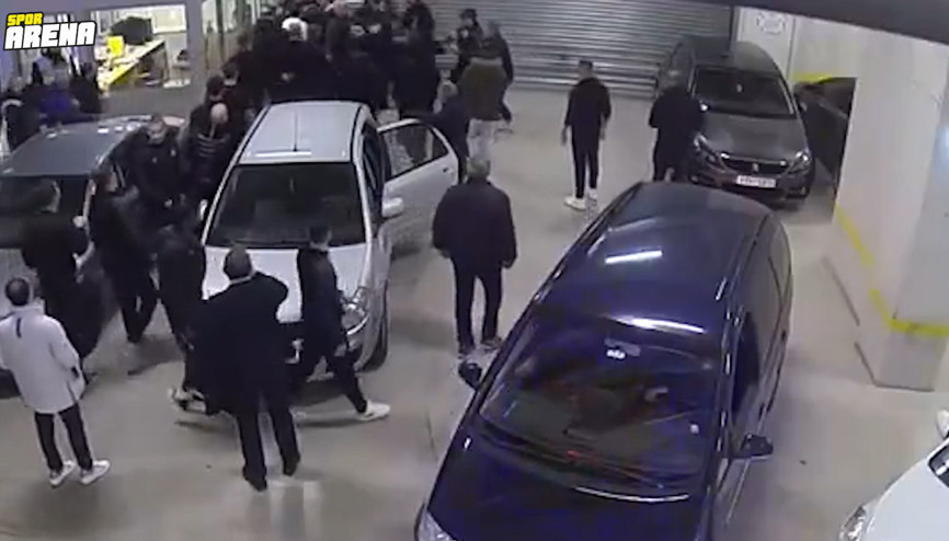 Otobüsten düşmüş, arabaların üzerine çıkmıştı: Razvan Lucescuya 4 aylık ceza verildi Otobüsten düşmüş, arabaların üzerine çıkmıştı: Razvan Lucescuya 4 aylık ceza verildi