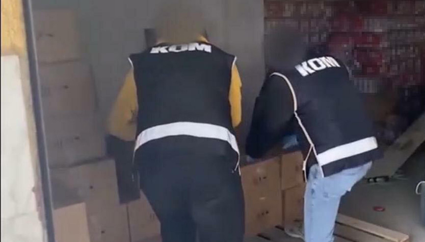 İzmirde etil alkol ve gümrük kaçağı cinsel içerikli ürünler ele geçirildi İzmirde etil alkol ve gümrük kaçağı cinsel içerikli ürünler ele geçirildi
