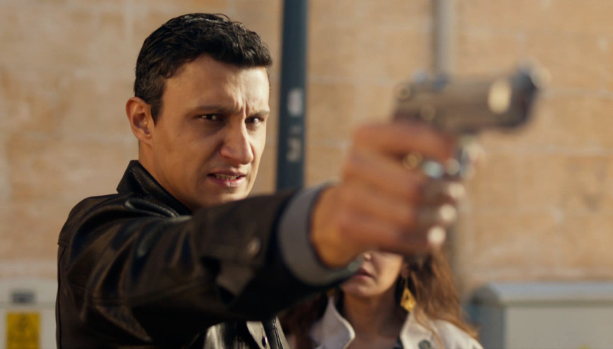 Uzak Şehirde Alya tek başına savaşıyor