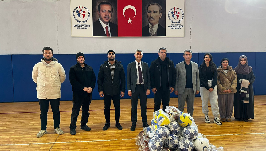 Batman’da 19 köy okuluna spor malzemesi desteği
