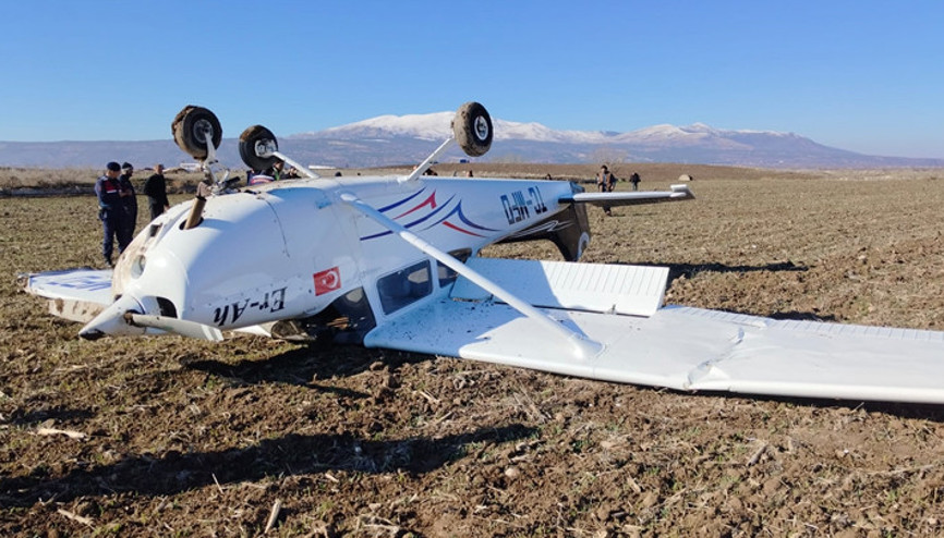 Ispartadan havalanan eğitim uçağı Denizlide zorunlu iniş yaptı