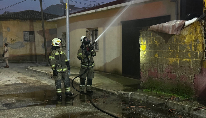 İzmirde ikinci yangın faciasından dönüldü; ev yangınında mahsur kalan 6 çocuğu mahalleli kurtardı