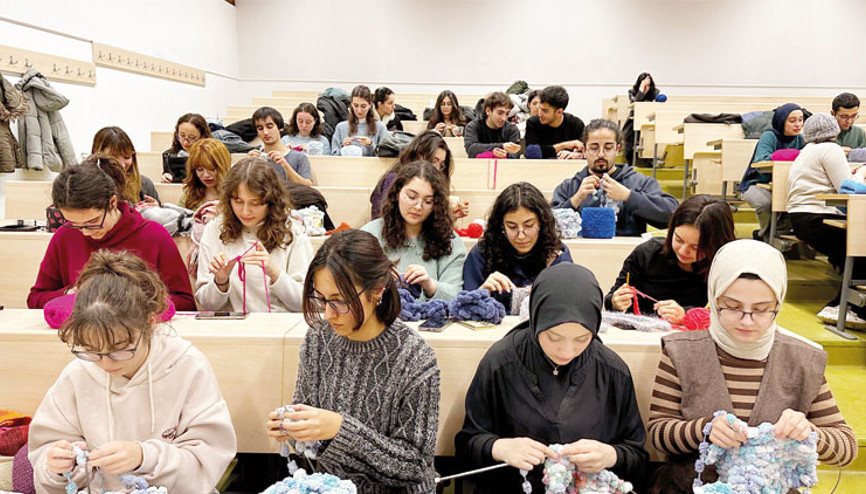 Örgünün cinsiyeti olmaz... Ellerinde ‘T cetveli’ yerine şiş var