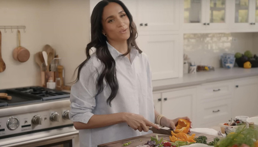 Kocasıyla yollarını ayırdı.. Yeni işi başkasının mutfağında yemek pişirmek Kocasıyla yollarını ayırdı.. Yeni işi başkasının mutfağında yemek pişirmek