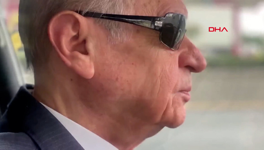 Bahçeli, klasik otomobilinde Ferdi Tayfur şarkısı dinleyip Ankara sokaklarını gezdi