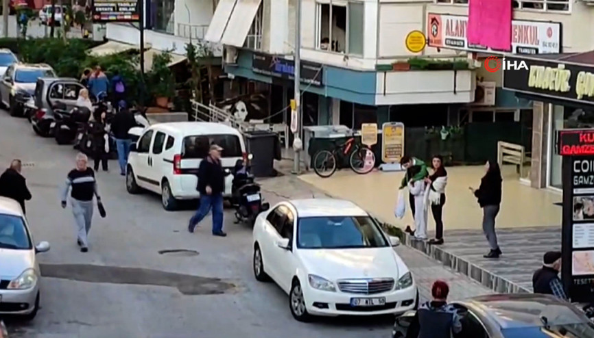 Antalya Alanyadaki deprem anı kamerada Panikle kaçıştılar