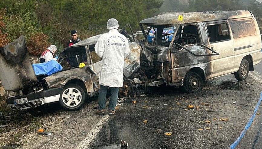 Minibüs ile çarpışan otomobil alev aldı; 1 ölü, 3 yaralı
